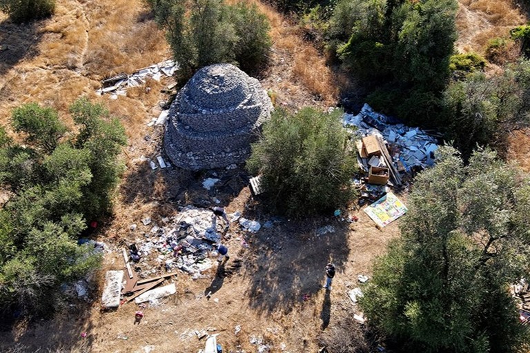 Discarica a cielo aperto in zona Lama di Macina