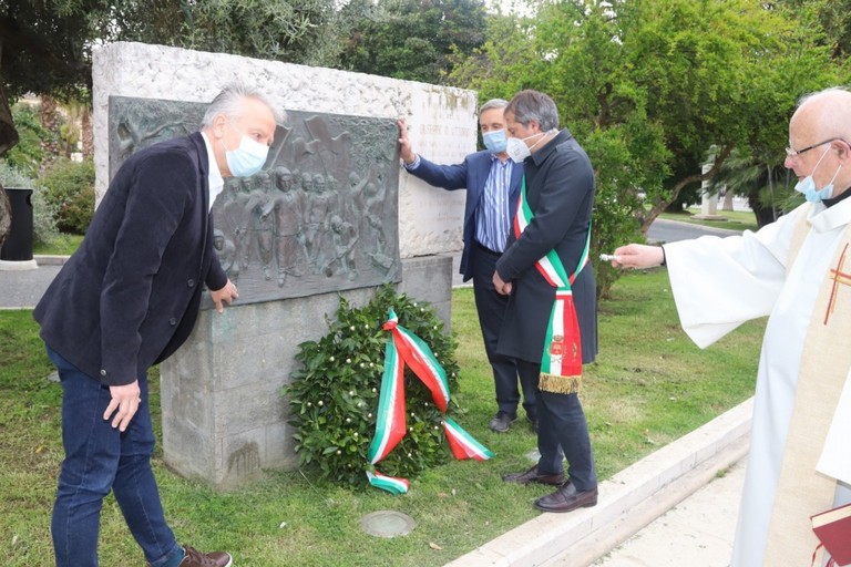 Biagio D'Alberto (a sinistra) durante la manifestazione del primo maggio a Bisceglie. <span>Foto Ignazio Ardito</span>