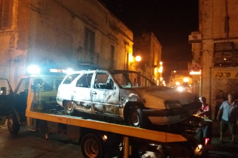 Auto in fiamme in via Giovanni Bovio