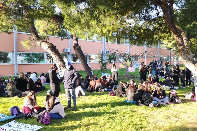 La protesta degli studenti del liceo da Vinci di Bisceglie