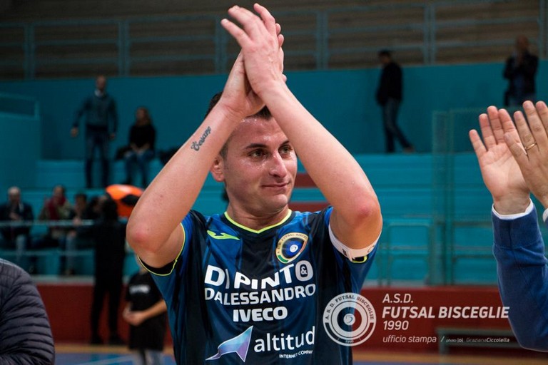 Nico Pedone saluta il pubblico del Futsal Bisceglie. <span>Foto Graziana Ciccolella</span>