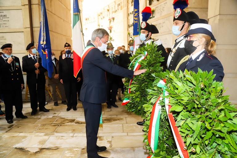 Il Sindaco Angarano al sacrario militare del cimitero di Bisceglie