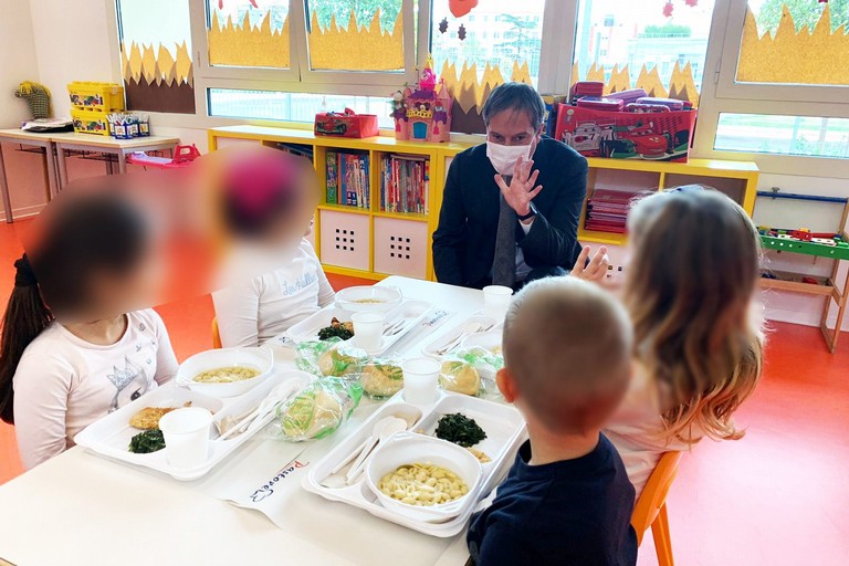 Il Sindaco di Bisceglie Angarano con alcuni bambini durante il servizio mensa