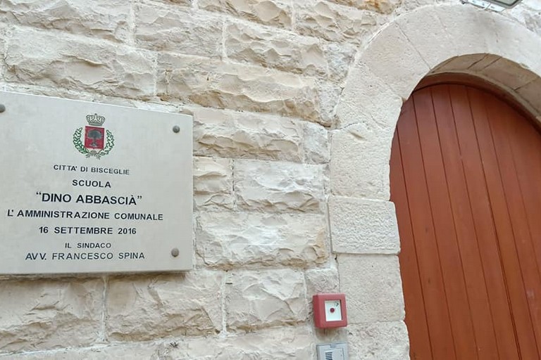 Bisceglie, l'ingresso della scuola intitolata a Dino Abbascià
