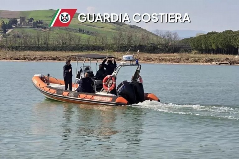 Ricerche per Mino Racanati nel fiume Trigno. <span>Foto Guardia Costiera</span>