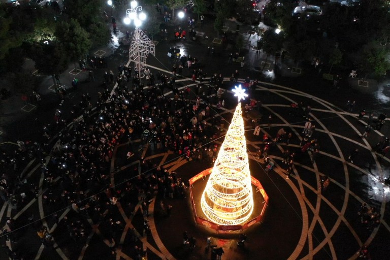 Bisceglie, veduta dall'alto dell'albero di Natale illuminato in piazza Vittorio Emanuele II