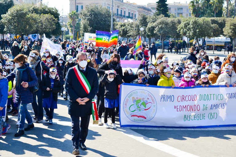 Bisceglie, corteo per la pace dei piccoli del primo circolo didattico