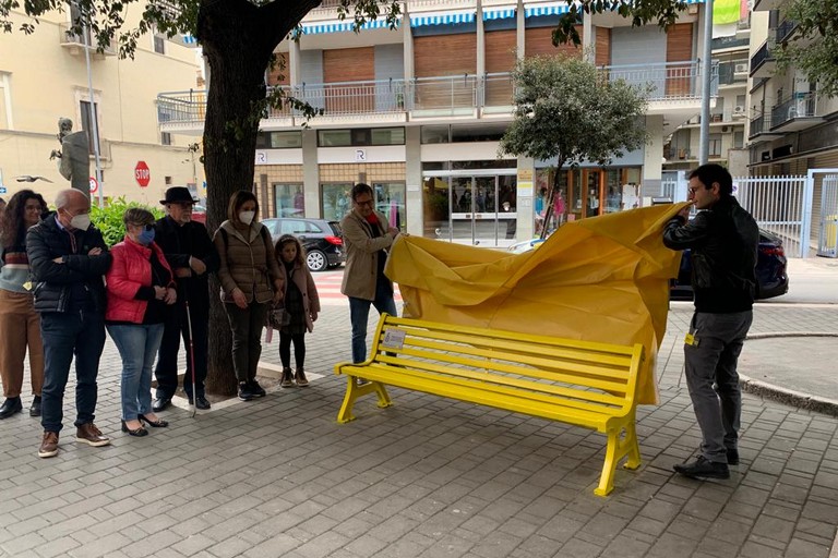 Inaugurata la panchina gialla dei diritti umani in piazza San Francesco