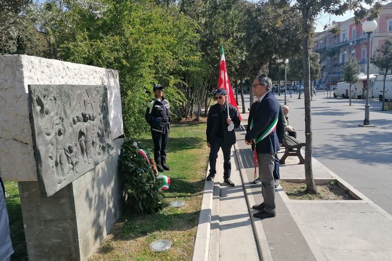 Il Sindaco Angarano davanti al monumento dedicato a Giuseppe Di Vittorio