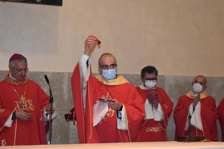 La consegna delle reliquie dei Santi Martiri al parroco della chiesa di Sant'Agostino