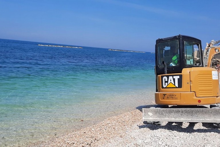 Bisceglie, interventi di livellamento dei ciottoli sulle spiagge