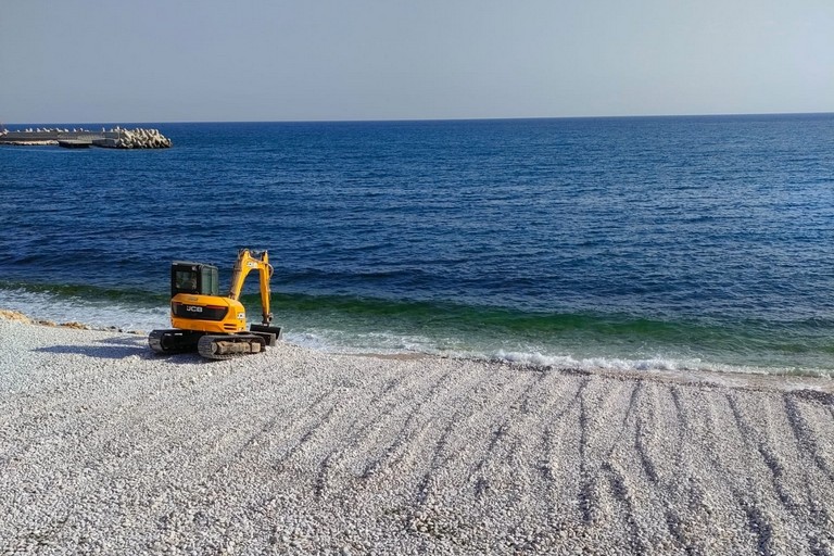 Spianamento ciottoli sulle spiagge biscegliesi