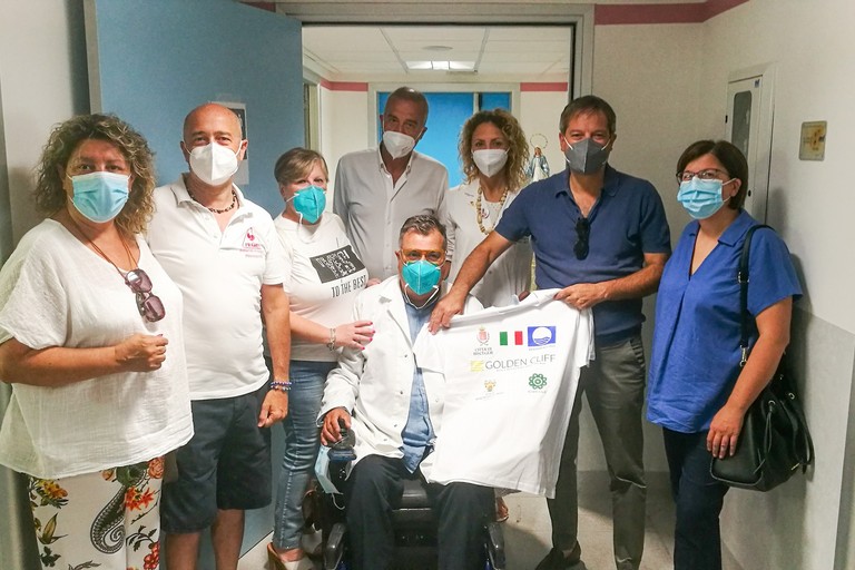 Magliette bandiera blu all'unità di raccolta sangue dell'ospedale