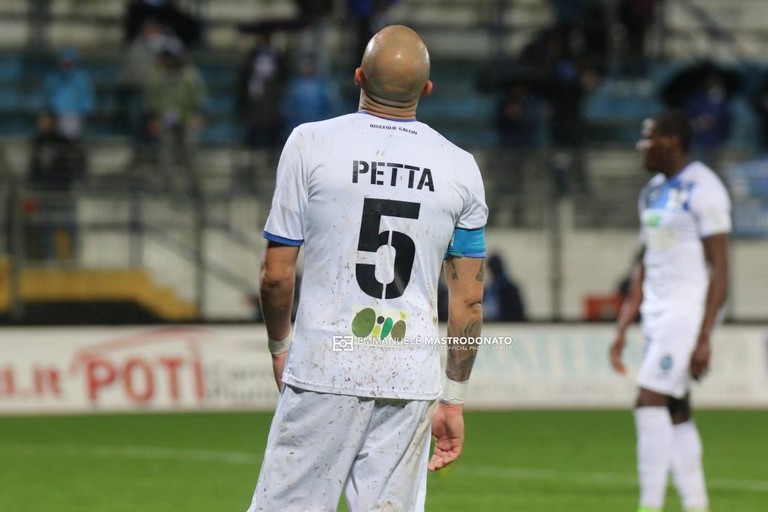 Andrea Petta è sconsolato: il Bisceglie si allontana dal sogno playoff e la salvezza si complica. <span>Foto Emmanuele Mastrodonato</span>