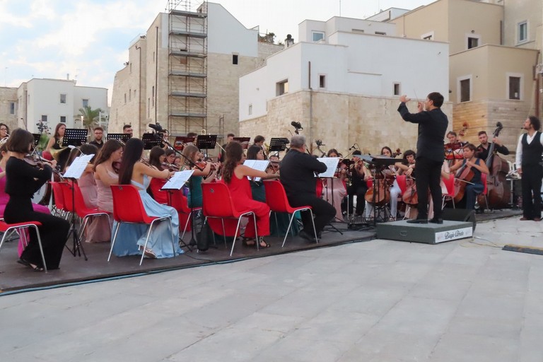 Il maestro Benedetto Grillo dirige l'Orchestra della Provincia Bat