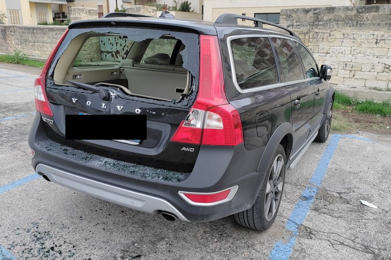 La Volvo danneggiata all'interno del parcheggio della stazione ferroviaria di Bisceglie
