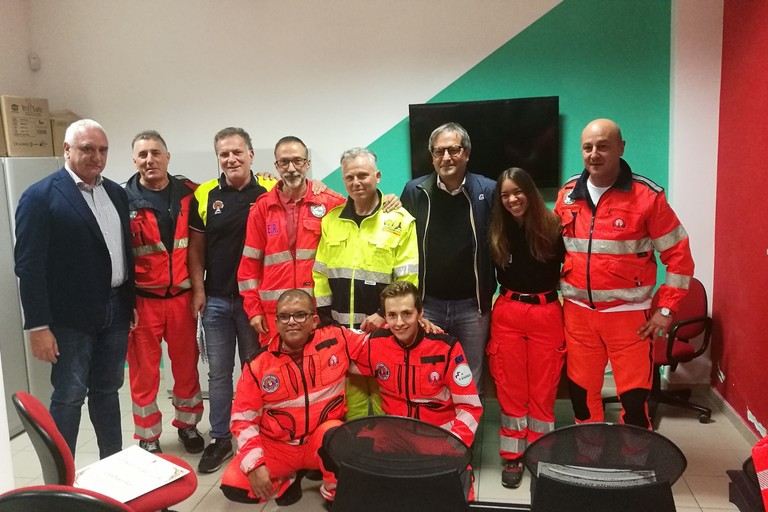 Il Sindaco Angarano con gli Operatori emergenza radio