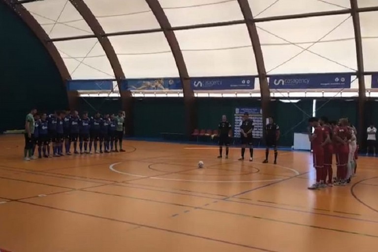 Minuto di raccoglimento in memoria di Enzo Di Pilato prima del match Alta Futsal-Futbol Cinco Bisceglie