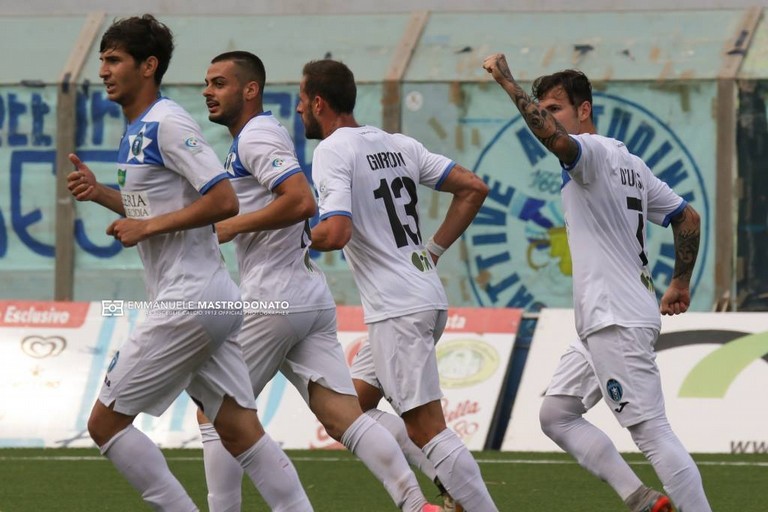 Esultanza del Bisceglie per il gol salvezza. <span>Foto Emmanuele Mastrodonato</span>