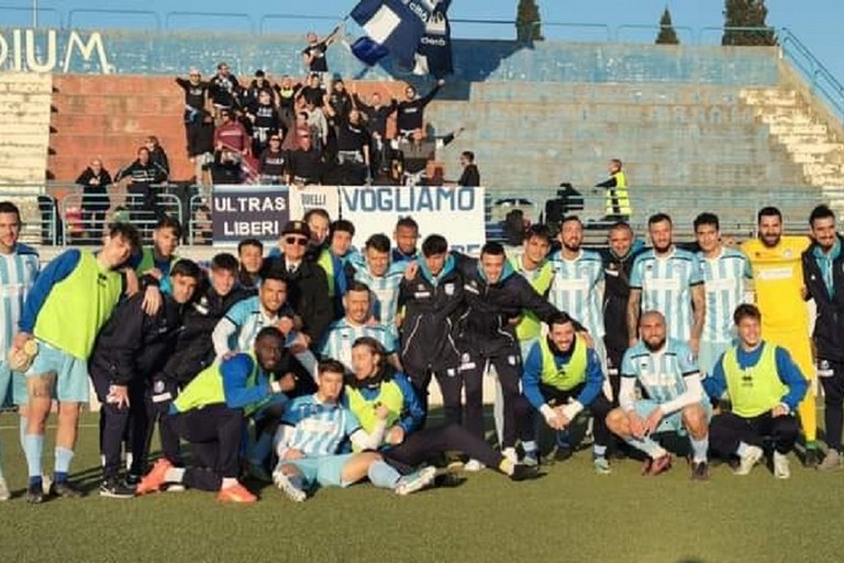 Calciatori e tifosi del Manfredonia