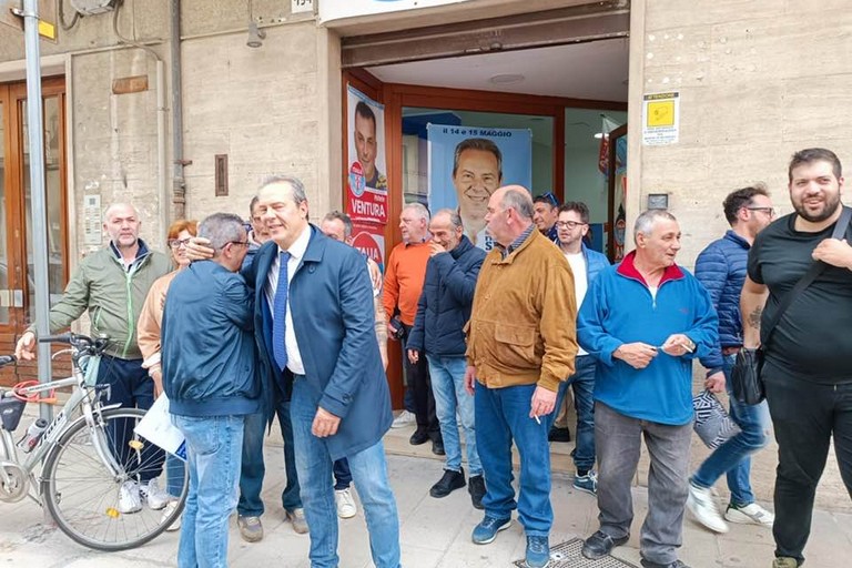 Elezioni, incontro di Francesco Spina con i commercianti di corso Umberto I