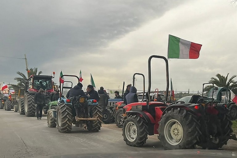 La carovana degli agricoltori da Barletta verso Bari