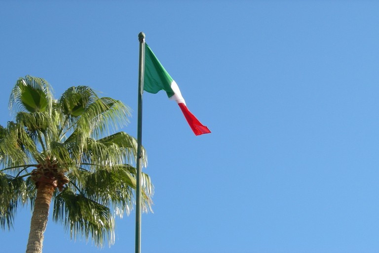 Il tricolore sventola in piazza Vittorio Emanuele. <span>Foto Cristina Scarasciullo</span>