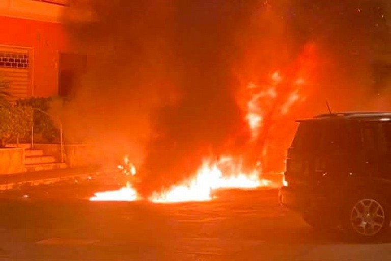Auto incendiate quartiere Seminario