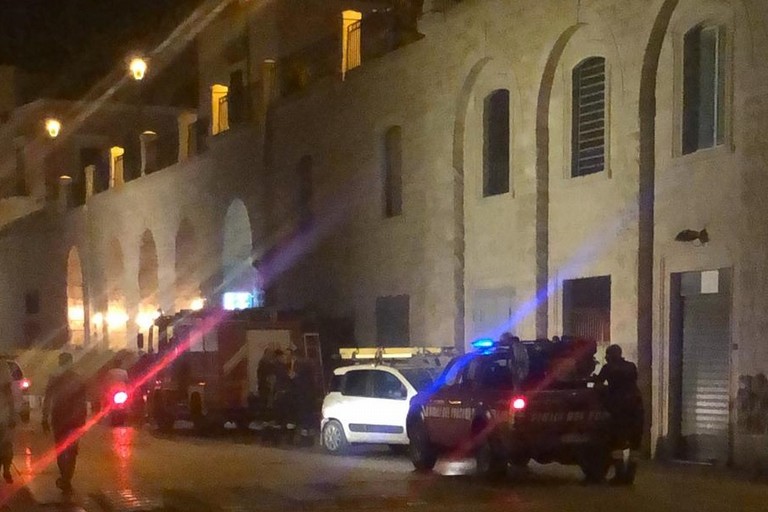 Principio d'incendio su una colonnina dell'elettricità in via Nazario Sauro