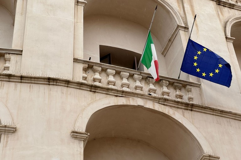 Bandiere a mezz’asta a Palazzo di Città in memoria dei Carabinieri scomparsi a Castel d’Azzano