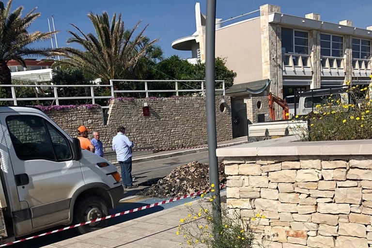 Lavori di chiusura di un canale di scolo in zona Salsello