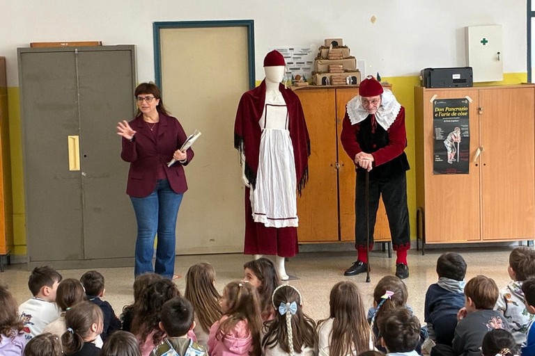 La maschera di Don Pancrazio Cucuzziello torna tra i banchi di scuola