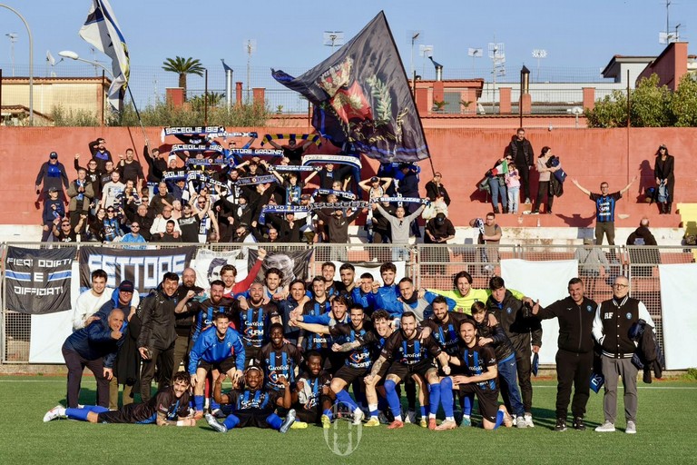 I festeggiamenti del Bisceglie calcio dopo la vittoria a Pomigliano. <span>Foto Emmanuele Mastrodonato</span>