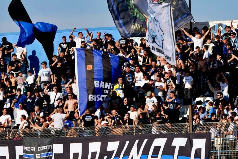 Tifosi gradinata Bisceglie calcio