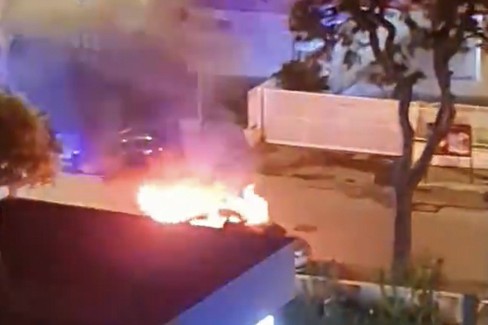 Auto in fiamme in via Giuliani