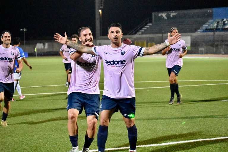 Unione-Trani, l'esultanza di Nicola Bellomo dopo il gol del momentaneo 2-1. <span>Foto Alessio Ferrante</span>