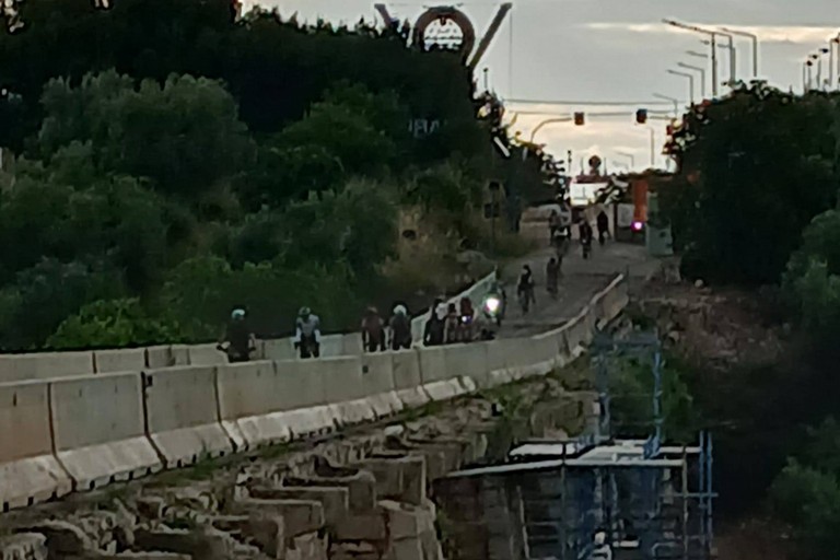 Ponte Lama attraversato da persone ogni giorno