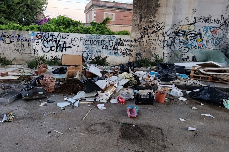 Ponte accanto all'ex piscina comunale