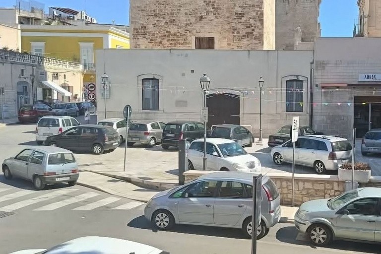 Area antistante la Torre Normanna, tra corso Umberto e largo Castello