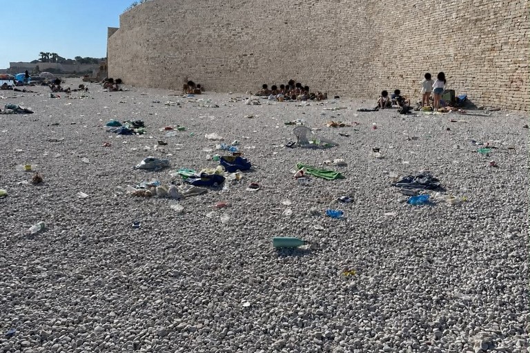 Spiagge piene di rifiuti