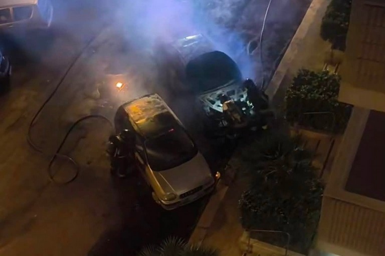 L'incendio di due auto in via sacerdote D'Addato