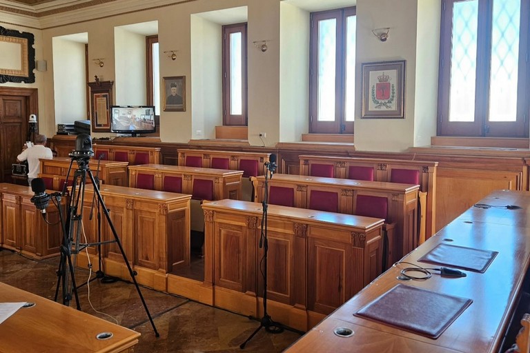 Sala consiliare senza la maggioranza
