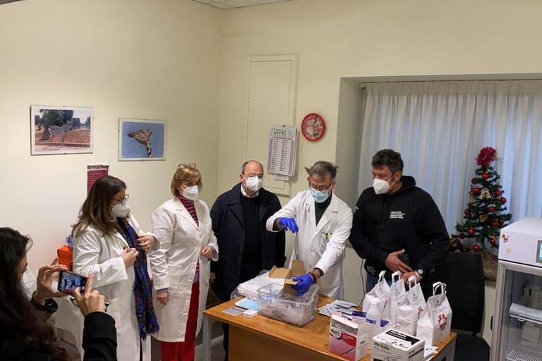 Operazioni preliminari alla somministrazione dei primi vaccini anti-Covid nella Bat