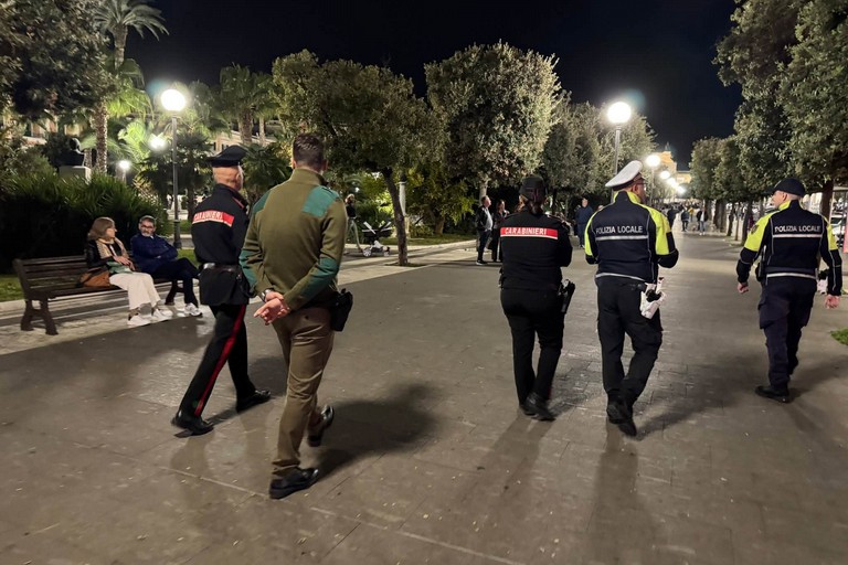 Controlli della Polizia e dei Carabinieri in piazza Vittorio Emanuele II