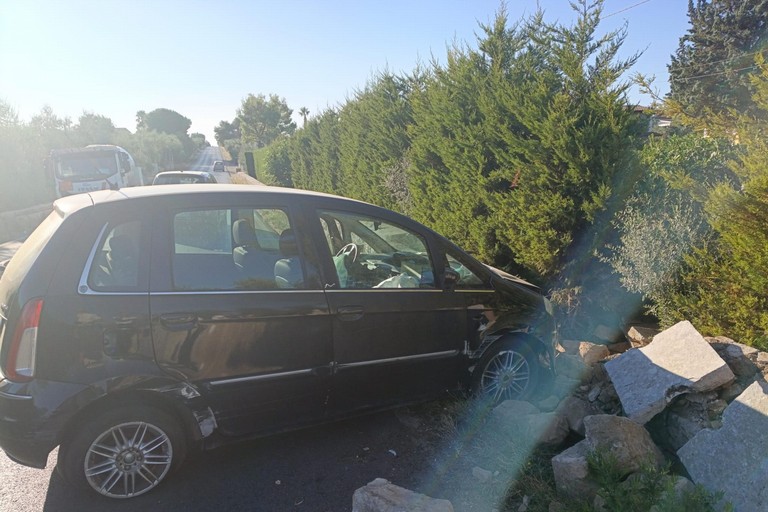 Auto fuori strada sulla Corato-Ruvo