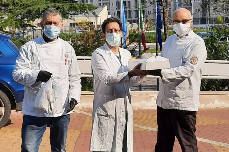 Un dolce pensiero nei confronti del personale dell'ospedale di Bisceglie dall'associazione cuochi e pasticceri