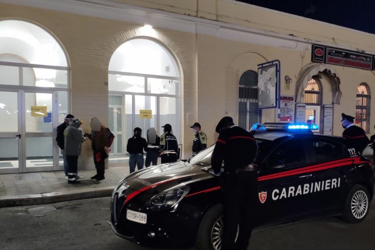 Controlli alla stazione ferroviaria di Bisceglie