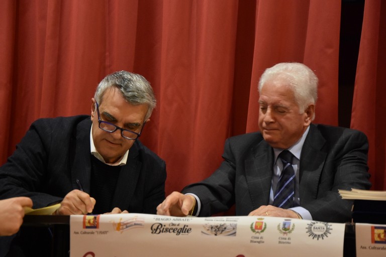 I presidenti Belsito e Pantaleo sottoscrivono il gemellaggio. <span>Foto Vito Troilo</span>