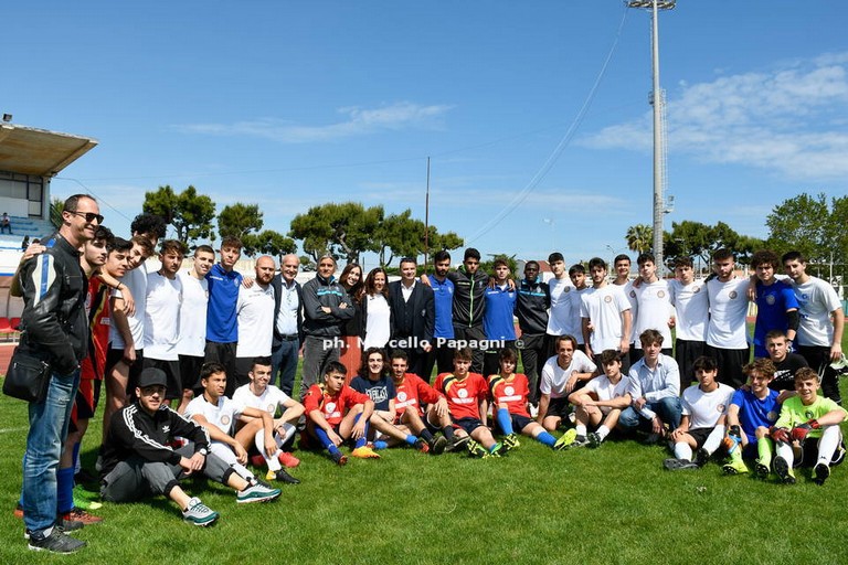 Foto di gruppo per i partecipanti alla partita. <span>Foto Marcello Papagni</span>