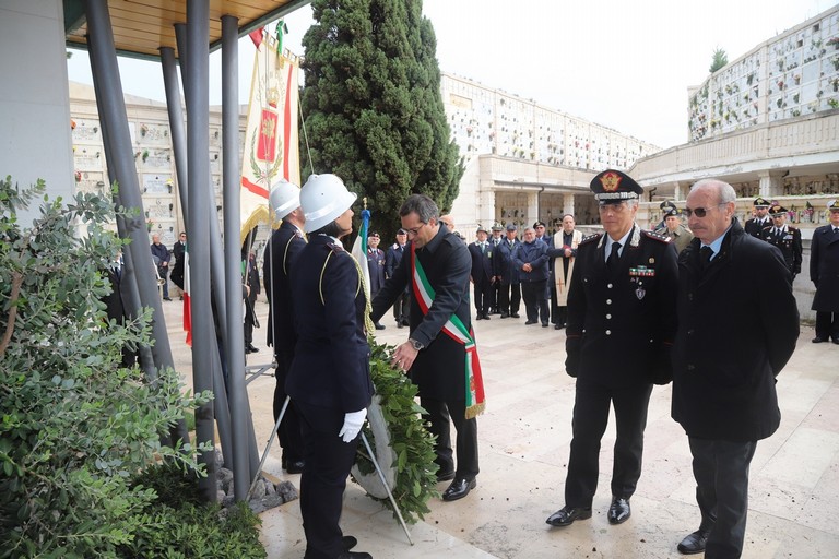 L'omaggio del sindaco Angarano